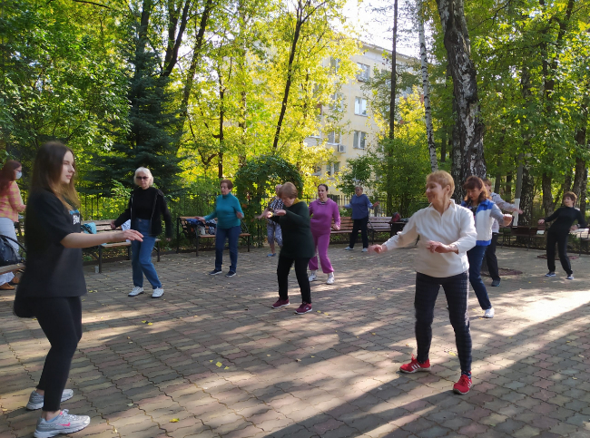 Участники «Московского долголетия» продолжают занятия танцами